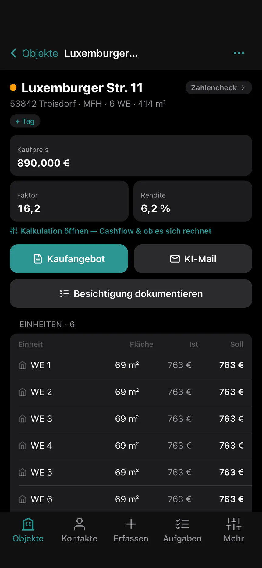 immoJUMP-App im dunklen Modus, Objekt Luxemburger Str. 11: Kaufpreis 890.000 €, Faktor 16,2, Rendite 6,2 %, Knöpfe für Kaufangebot und Besichtigung, Einheiten mit Ist- und Sollmiete