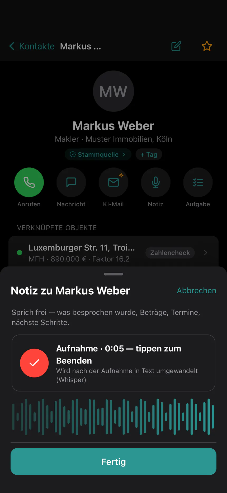 immoJUMP-App im dunklen Modus: Sprachnotiz zu einem Makler-Kontakt, die Aufnahme läuft und die Pegelwelle zeigt die Lautstärke