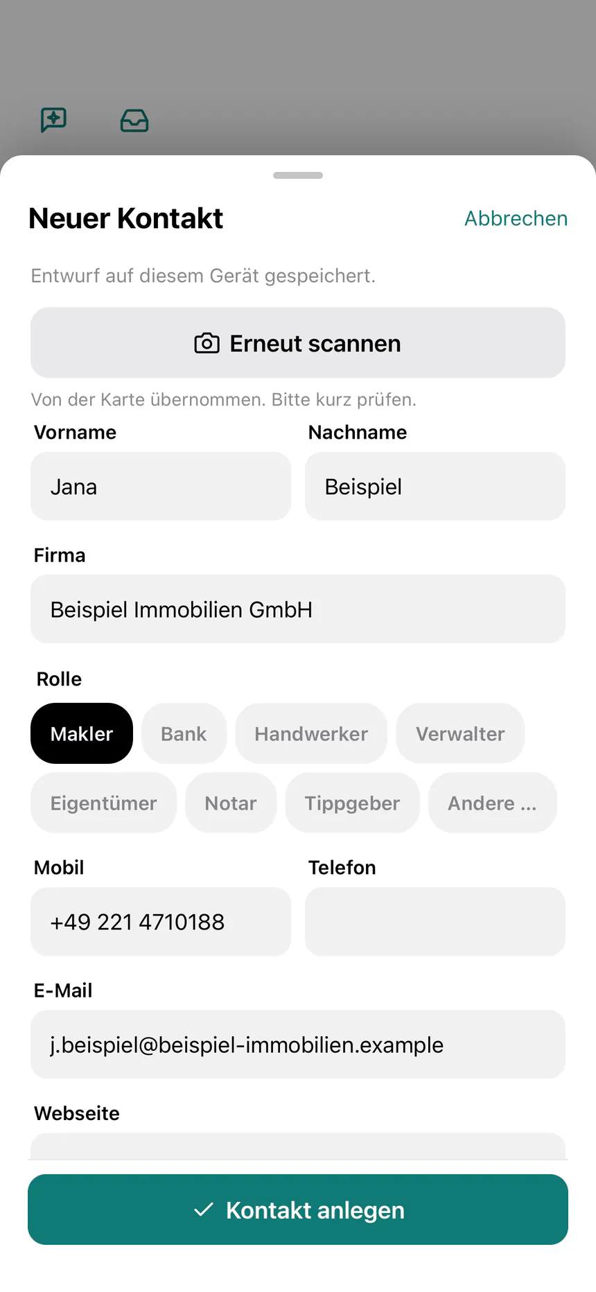 immoJUMP-App: Formular „Neuer Kontakt“, aus einer fotografierten Visitenkarte ausgefüllt mit Name, Firma, Rolle Makler, Mobilnummer und E-Mail
