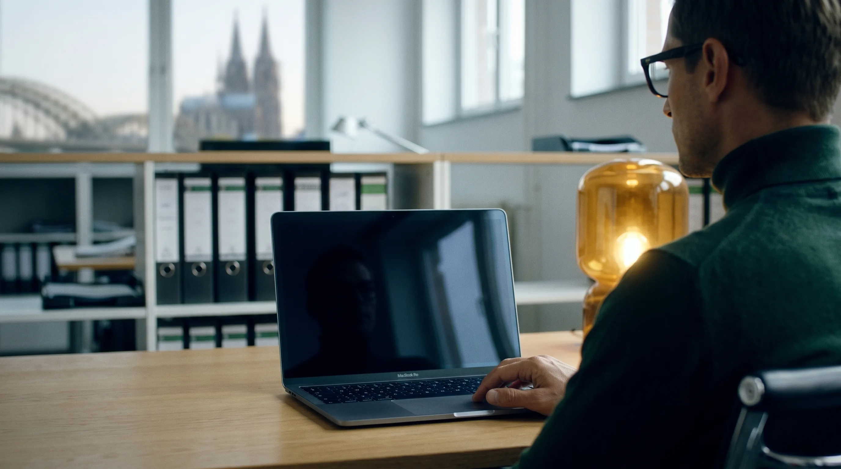 KI-generiert: Theo öffnet seinen MacBook